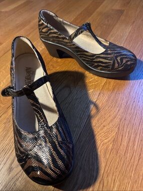 🐷🆕 Alegria Metallic Tiger Print Mary Jane Heels